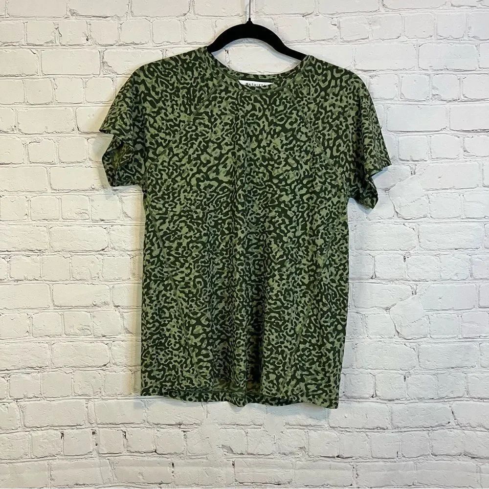 Athleta Ultimate Train Printed Tee Size XS Leopard Olive Green Short Sleeve